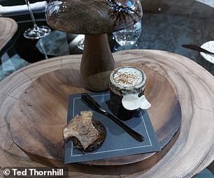 Oben: Waldpilz-Tartelette und Pilz-Cappuccino