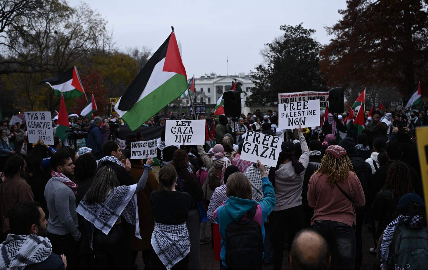 Demonstranten versammeln sich am 2. Dezember 2023 vor dem Weißen Haus während einer Kundgebung zur Unterstützung der Palästinenser in Washington, D.C.