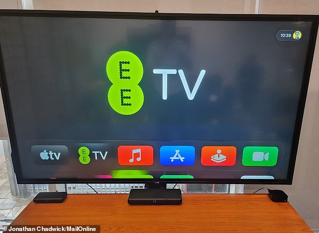Die EE TV-App (hier abgebildet) startet auf Apple TV 4K.  Klicken Sie auf die EE TV-App und es wird ein Live-TV-Guide angezeigt