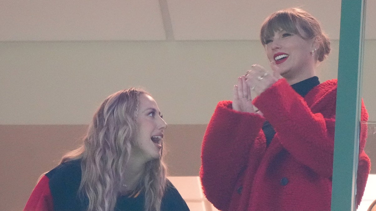 Taylor Swift trug in Green Bay, Wisconsin, ihre charakteristischen roten Lippen und einen passenden Mantel