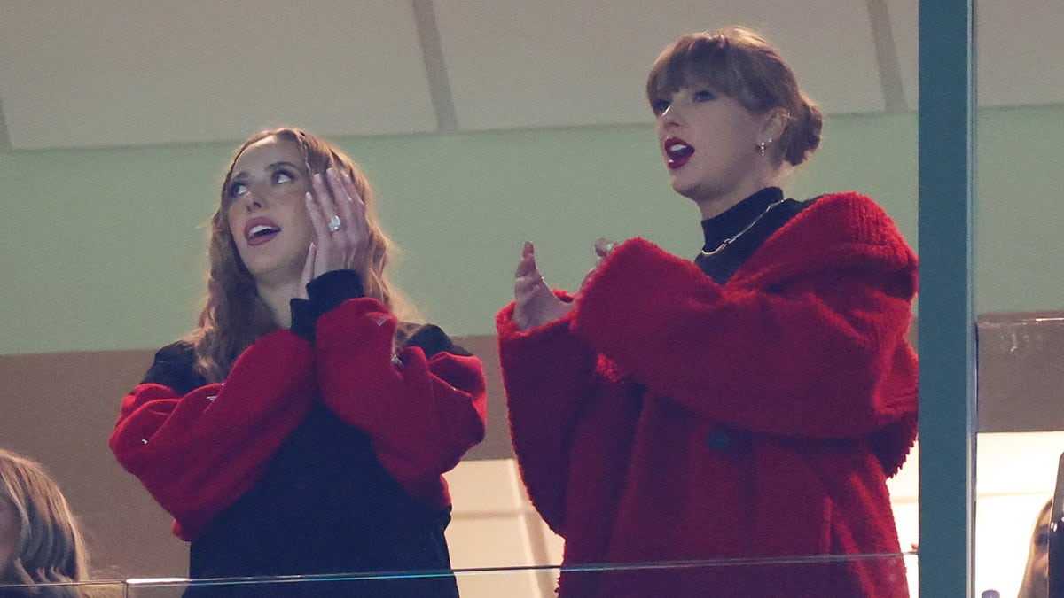 Die Kansas City Chiefs WAGS Taylor Swift und Brittany Mahomes klatschen in der Luxussuite