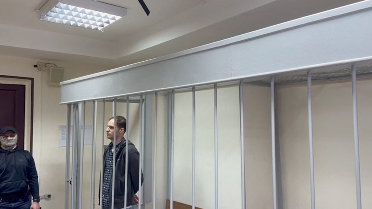 Evan Gershkovich steht in einer russischen Gefängniszelle