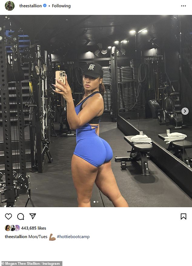Sie stellte ihren knackigen Hintern und ihre schmale Taille in einem hautengen blauen Trikot zur Schau, als sie für ein sexy Spiegel-Selfie posierte