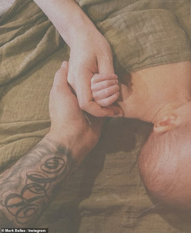 Neugeborenes: Das Bild zeigte sowohl Ballas als auch Jean, wie sie den Arm ihres neugeborenen Sohnes hielten, während er in eine Decke gewickelt war.
