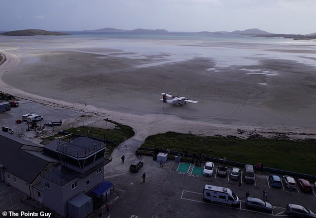 Der Sand am Strand des Flughafens Barra wird zweimal täglich durch die Flut verloren