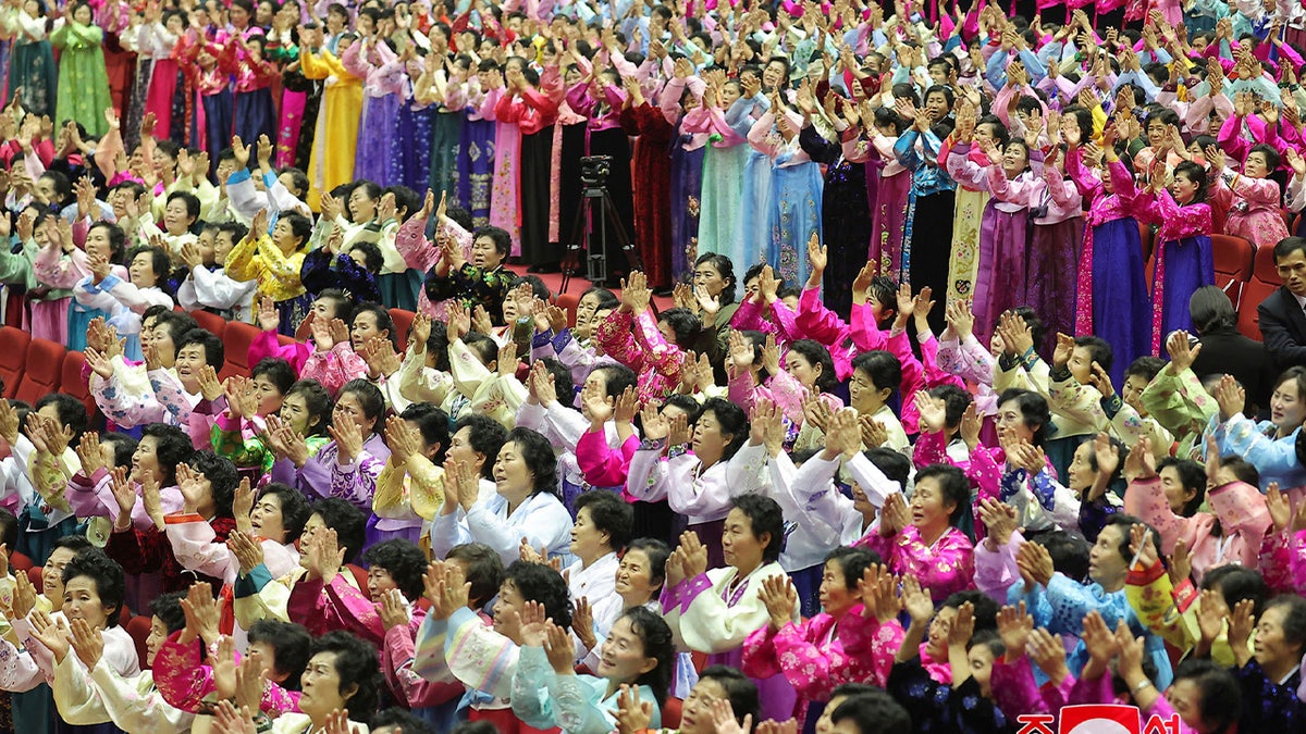 Nordkoreanische Frauen jubeln