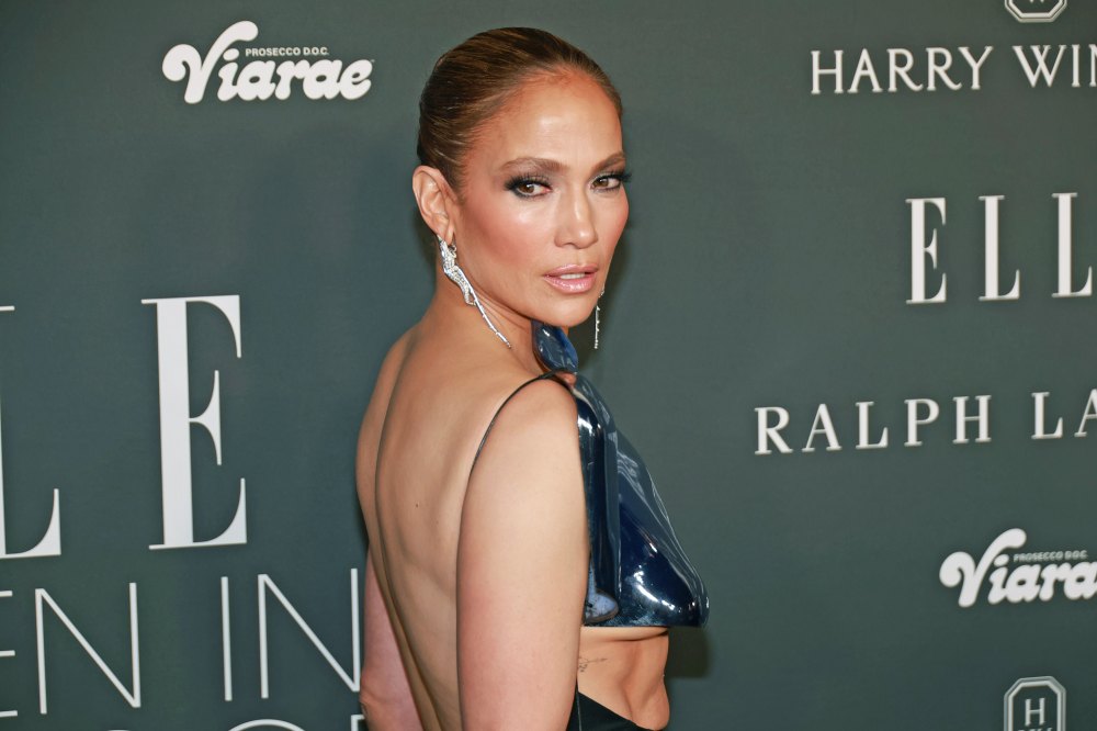 Jennifer Lopez trägt bei den Elle Women in Hollywood Awards mit Ben Affleck einen avantgardistischen Brustharnisch