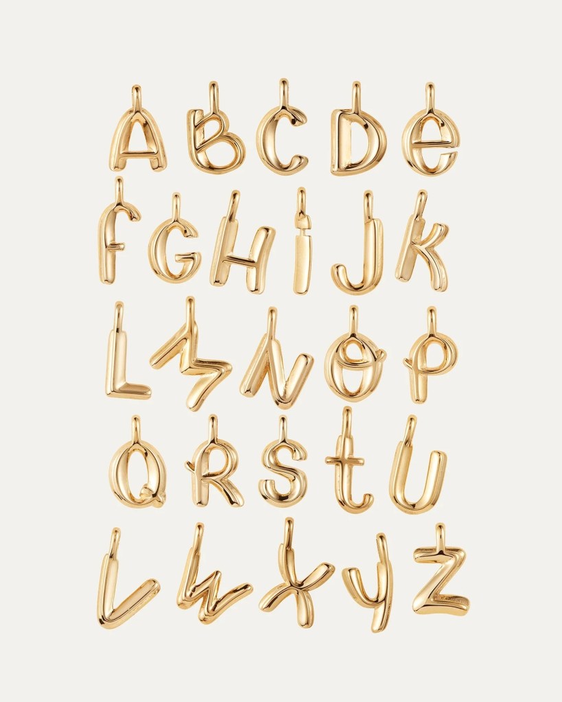 Ein Alphabet in goldenen Buchstabenanhängern