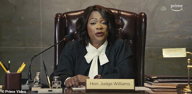 Kandi Burruss, 47, hatte im Trailer einen überraschenden Auftritt als ehrenwerter Richter Williams, der einen Prozess gegen Jennings leitete und ihn verurteilte, während der Angeklagte mit einer Halskrause dastand