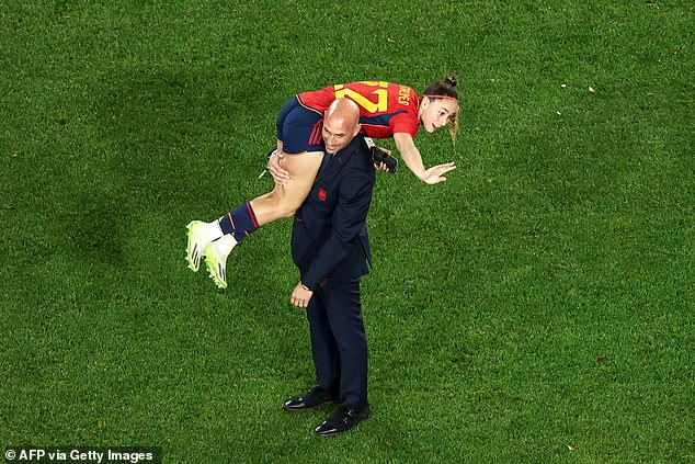 Rubiales trägt nach dem Finale die spanische Fußballspielerin Athenea del Castillo auf seinen Schultern