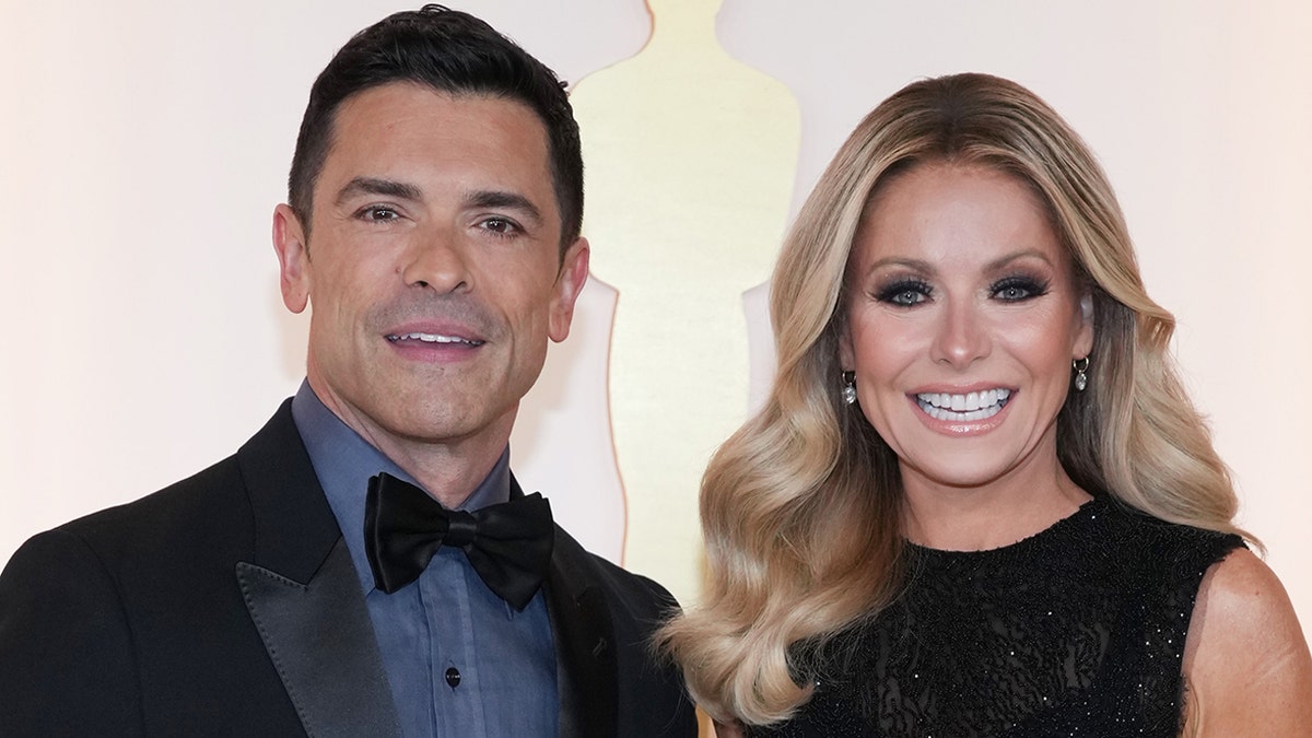 Kelly Ripa und Mark Consuelos präsentieren sich glamourös auf dem roten Teppich der Oscars