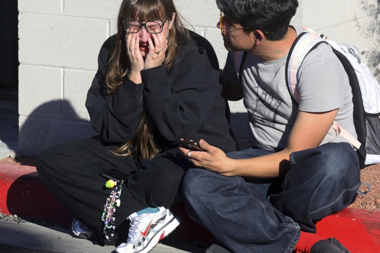Amanda Perez (links) wird von ihrem Kommilitonen Alejandro Barron nach einer Schießerei auf dem Campus der University of Nevada, Las Vegas, am Mittwoch, 6. Dezember 2023, in Las Vegas getröstet.  (KM Cannon/Las Vegas Review-Journal über AP)