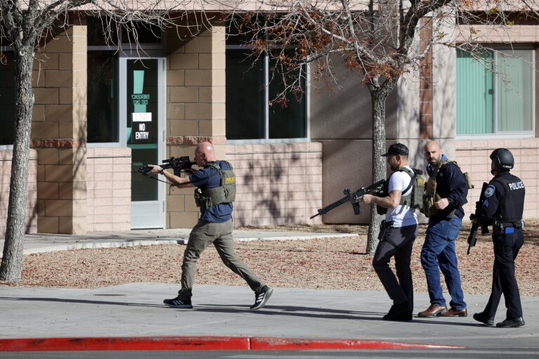 Nach Berichten über einen aktiven Schützen begeben sich Polizeibeamte am Mittwoch, dem 6. Dezember 2023, in Las Vegas zum Campus der University of Nevada, Las Vegas.  (Steve Marcus/Las Vegas Sun über AP)