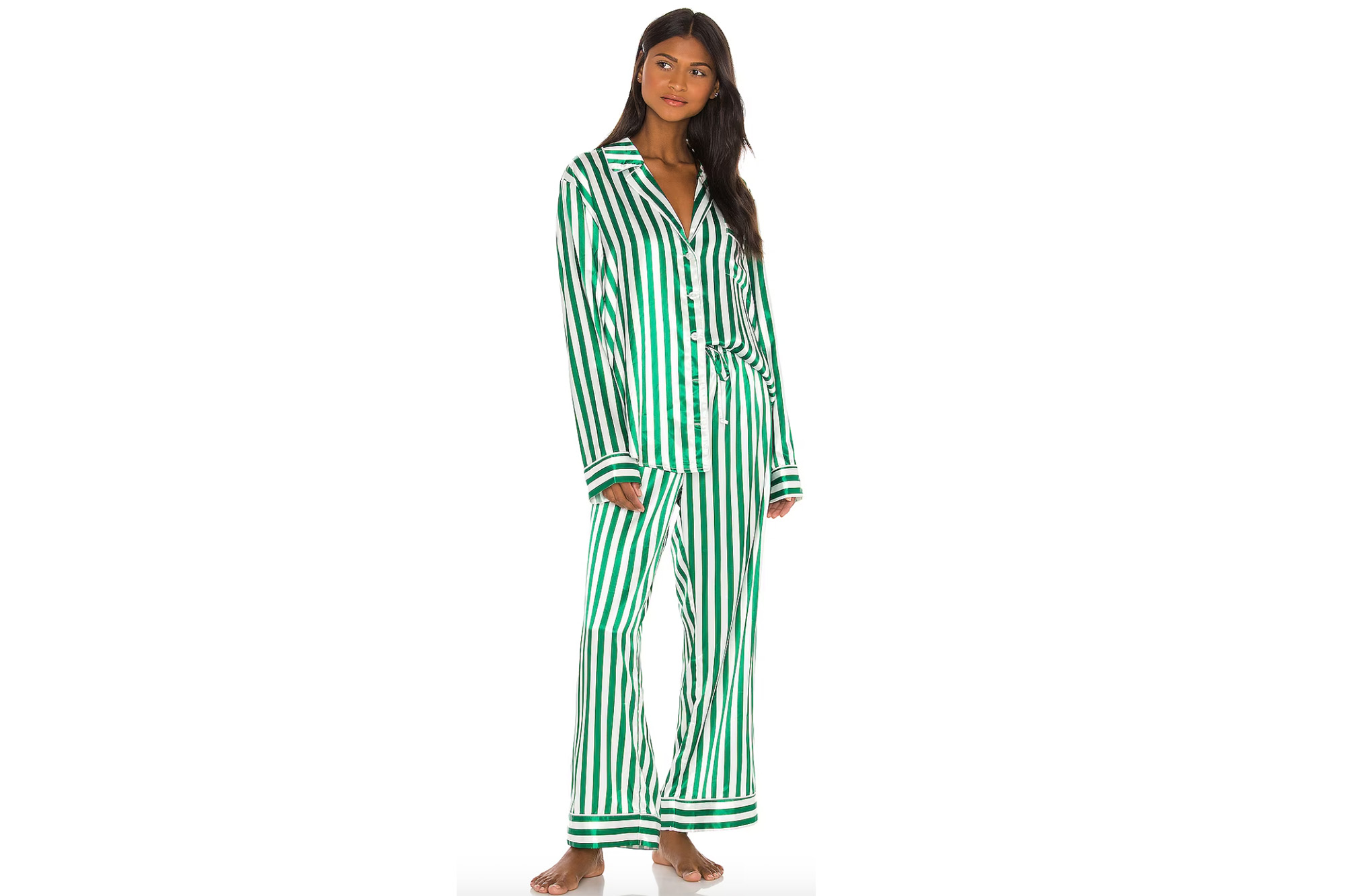 Ein Model in grün-weiß gestreiften Pyjamas