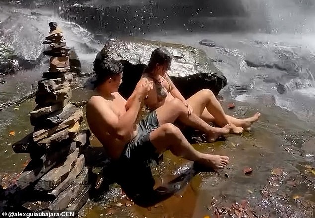 Anschließend wird das glückliche Paar dabei gefilmt, wie es im Wasser sitzt, über den Moment kichert und sich über seine brandneue Verlobung freut