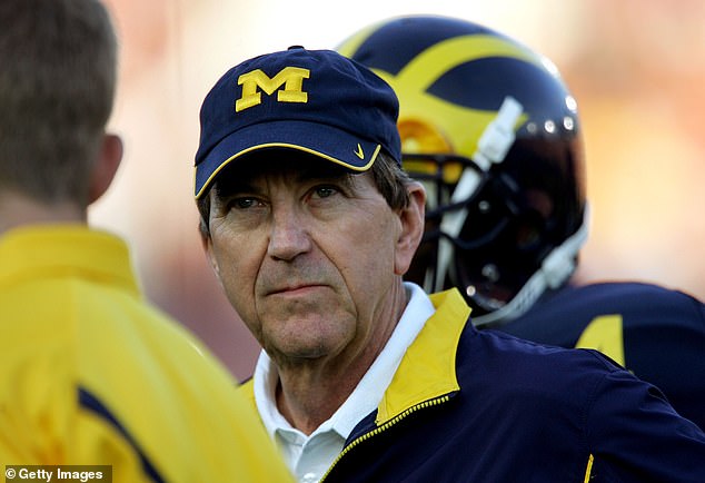 Der frühere Trainer von Michigan, Lloyd Carr, überzeugte Brady, anzutreten, anstatt zu wechseln
