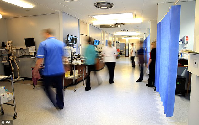 Der NHS sagte, er habe Pläne zur Bewältigung des steigenden Drucks, einschließlich zusätzlicher Krankenwagen und Betten sowie der Erweiterung „virtueller Stationen“, auf denen einige Patienten von zu Hause aus überwacht und behandelt werden