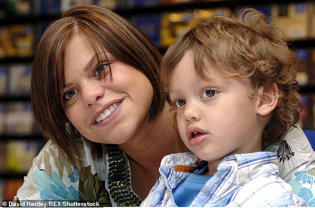 Bobby war erst fünf Jahre alt, als Jade, die 2002 durch Big Brother berühmt wurde, am Muttertag im März 2009 an Gebärmutterhalskrebs starb (Bild 2006).