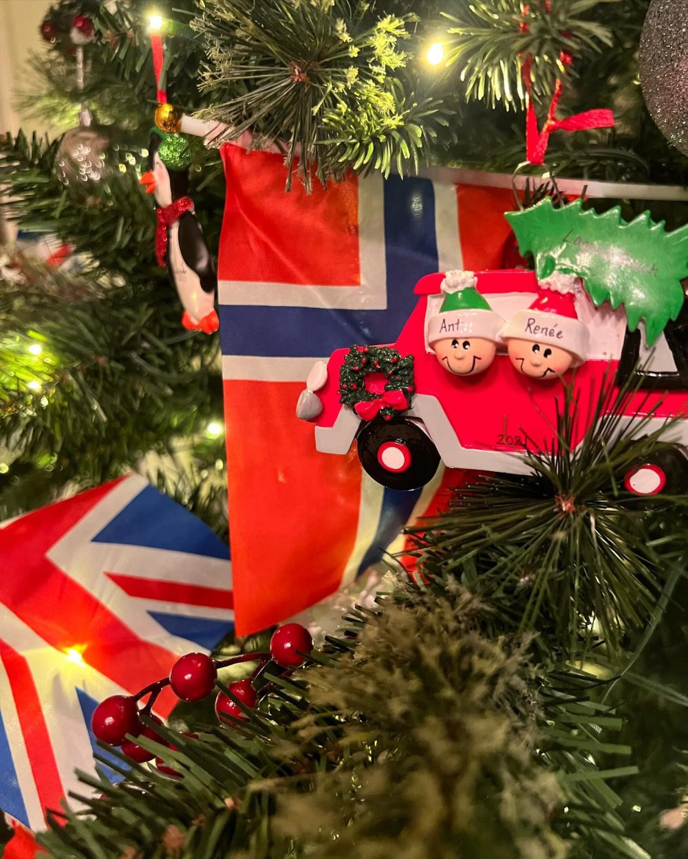 Der Weihnachtsbaumschmuck von Ant Anstead enthält ein Ornament von ihm und seiner Freundin Renee Zellweger