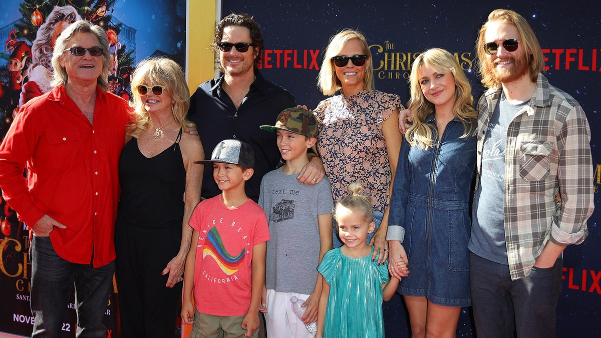 Kurt Russell, Goldie Hawn, Oliver Hudson und Wyatt Russell posieren mit ihrer Familie auf dem roten Teppich