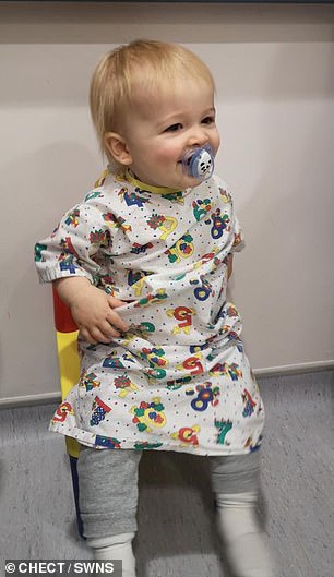Der Kleine (im Bild im Krankenhaus) wurde dann an das Royal Aberdeen Children's Hospital überwiesen und die dortigen Ärzte vermuteten, dass es sich um ein Retinoblastom handelte – eine seltene Art von Augenkrebs, die kleine Kinder betreffen kann