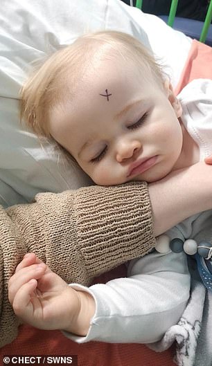 Der Kleine (im Bild im Krankenhaus) wurde dann an das Royal Aberdeen Children's Hospital überwiesen und die dortigen Ärzte vermuteten, dass es sich um ein Retinoblastom handelte – eine seltene Art von Augenkrebs, die kleine Kinder betreffen kann