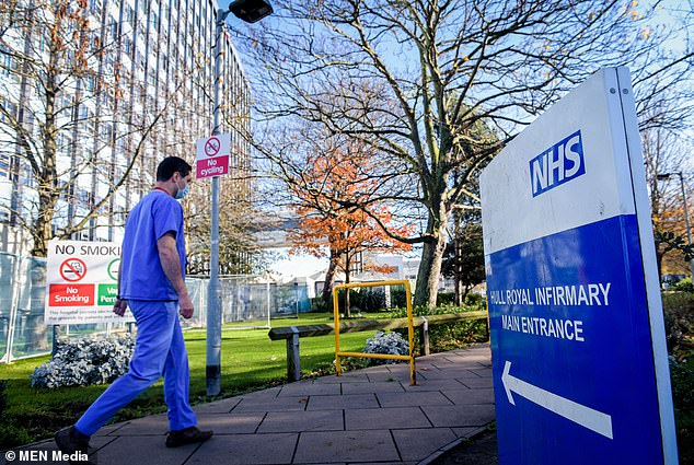 Das Hull Royal Infirmary (im Bild) teilte letzten Monat mit, dass Teile des Krankenhauses, in denen es zu einem Norovirus-Ausbruch gekommen war, vorübergehend geschlossen werden, wobei es sich bei den meisten davon um Seniorenstationen handelte, was bedeutet, dass sie für Besucher geschlossen sind