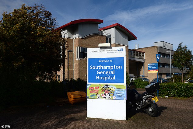Unterdessen musste das Southampton General Hospital letzte Woche aufgrund des Norovirus eine Station schließen