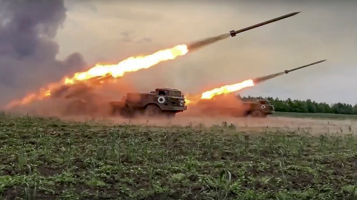 Russisches Militär feuert Raketen auf ukrainische Truppen ab