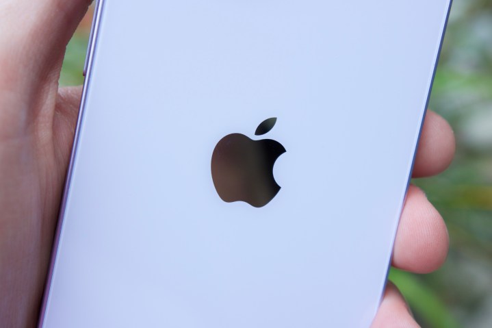 Das Apple-Logo auf der Rückseite eines iPhone 14.