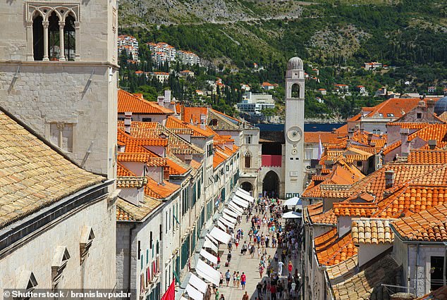 In Dubrovnik werden Touristen gebeten, ihre Koffer nicht durch die Altstadt zu rollen (oben)