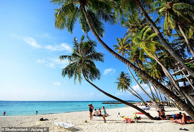 Auf bewohnten Inseln, auf denen einheimische Malediven leben, gelten lokale Gesetze, die das Tragen von Bikinis verbieten.  Einige bewohnte Inseln wie Maafushi (im Bild) und Fulidhoo haben jedoch ausgewiesene „Bikinistrände“