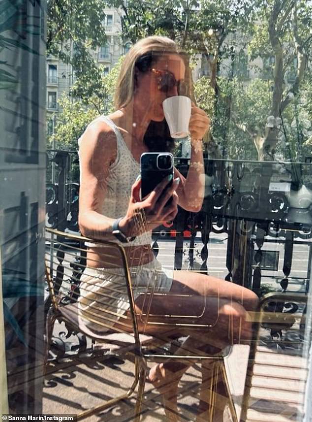 Auf einem anderen Bild machte Sanna ein Selfie im Spiegel, während sie auf dem Balkon ein heißes Getränk genoss
