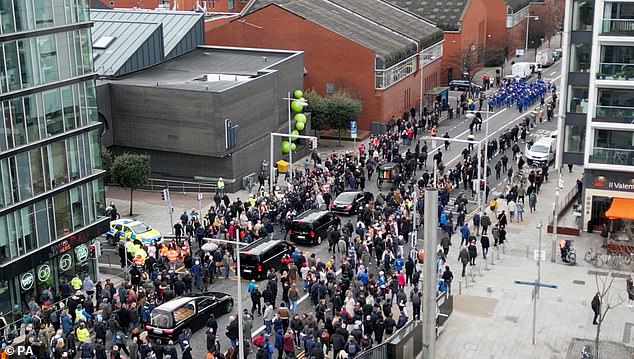 Im Bild: Der Trauerzug von Shane MacGowan in Dublin vor seiner Beerdigung am 8. Dezember