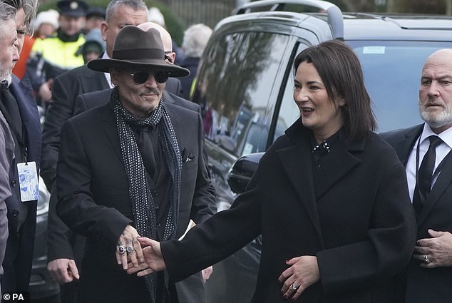 Depp traf in der St. Mary's of the Rosary Church in Nenagh, County Tipperary, ein, nachdem bis zu 30.000 Menschen nach Dublin geströmt waren, um dem verstorbenen Rockstar ihre Aufwartung zu machen