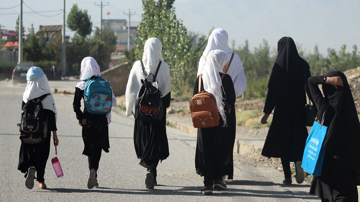 Afghanistan-Frauen mit Rucksäcken