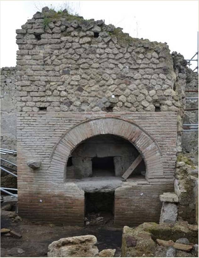 Im Inneren des antiken Gefängnisses wurden die Überreste von drei Personen gefunden, was darauf hindeutet, dass es noch in Betrieb war, als der Vesuv explodierte