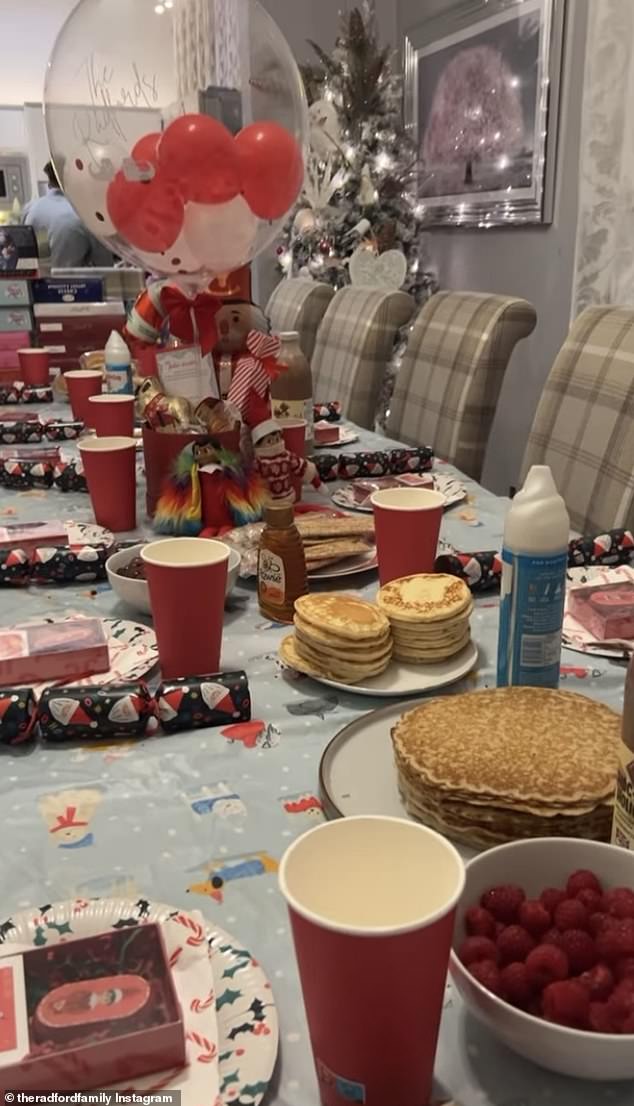 Die Mutter von 22 Kindern aus Morecambe, Lancashire, nutzte ihre Instagram-Storys, um das festliche Fest mit Bergen von Pfannkuchen und Pain au Chocolat-Gebäck vorzustellen