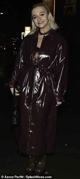 Mollie Gallagher, die für die Darstellung von Nina Lucas in der ITV-Serie bekannt ist, zeigte ihren ausgefallenen Sinn für Stil in einer kastanienbraunen PVC-Jacke, die sie mit einem Paar brauner Plateaustiefel kombinierte