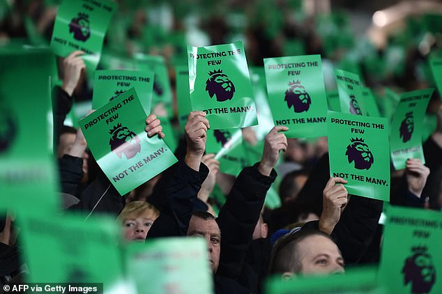Everton-Fans wurden während ihres Sieges gegen Newcastle mit grünen Plakaten abgebildet