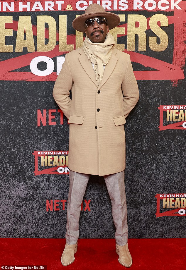 JB Smoove trug während der Vorführung einen beigen Mantel sowie einen nahezu passenden Schal und ein Paar Schuhe