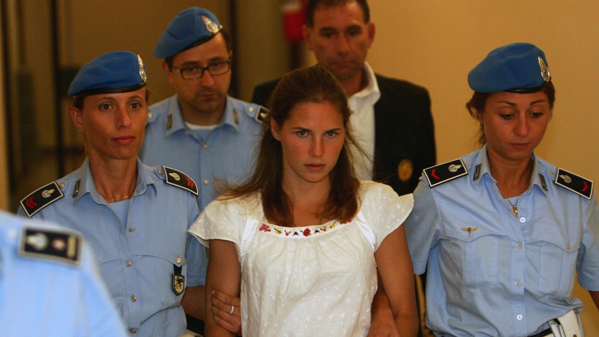 Amadna Knox wird von der italienischen Polizei eskortiert