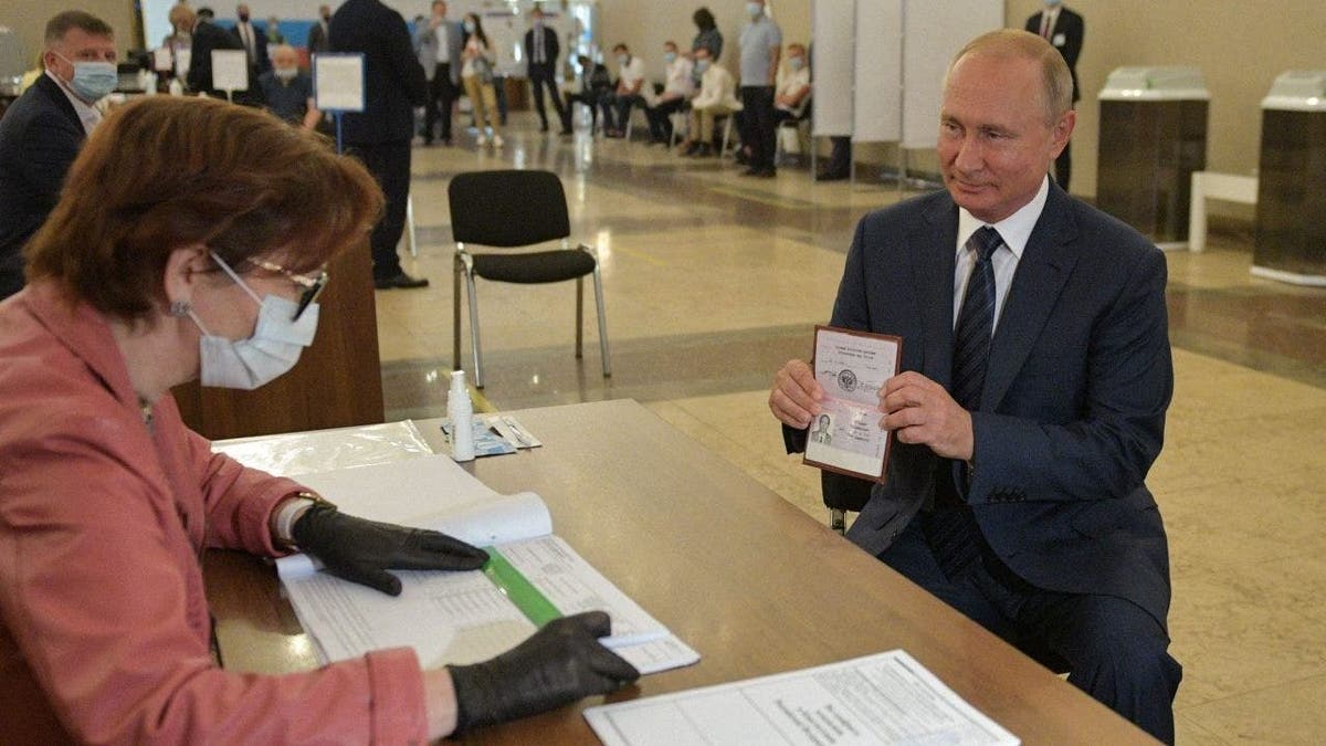 Wladimir Putin stimmt für die Wahl in Russland