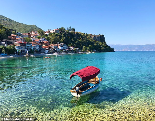 Der Ohridsee liegt an der gebirgigen Grenze zwischen Nordmazedonien und Albanien