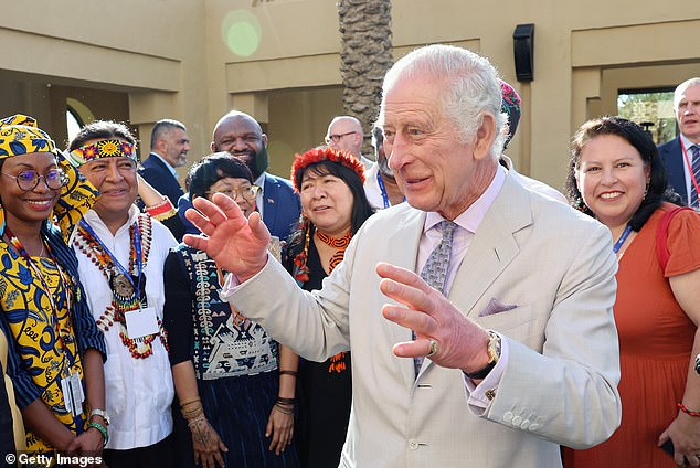 Auch König Charles wischte den Rassismus-Streit beiseite, als er Dubai zum Cop28-Gipfel besuchte.  Hier spricht er gestern mit Vertretern des Commonwealth and Nature-Empfangs