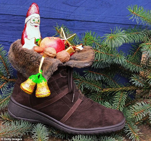 Am Abend des 5. Dezember, einen Tag vor dem Nikolaustag, putzen deutsche Kinder ihre Schuhe und lassen sie auf der Straße oder am Kaminfeuer stehen