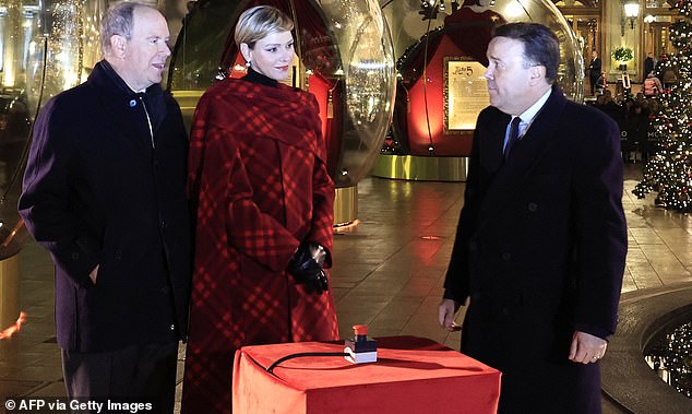 Prinz Albert (Bild links) und Prinzessin Charlene (Bild Mitte) sowie der Präsident der Monte-Carlo Societe des Bains de Mer (SBM) Stephane Valeri (Bild rechts) eröffnen das Weihnachtsdorf in Monaco