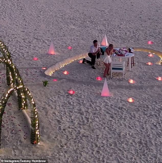 Das Filmmaterial zeigt den kostbaren Moment, in dem der 28-jährige Matt am Strand auf ein Knie ging und einen Verlobungsring für Tammy hervorholte, die ihm sofort in die Arme springt