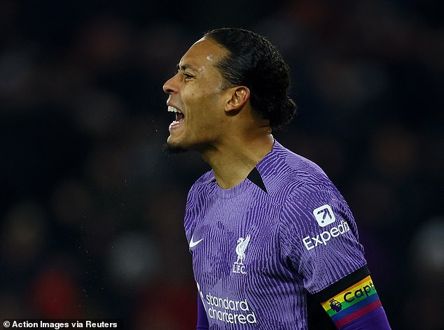 Im Rahmen der Rainbow Laces-Kampagne müssen die Kapitäne der Premier League eine Armbinde in den traditionellen Pride-Farben tragen