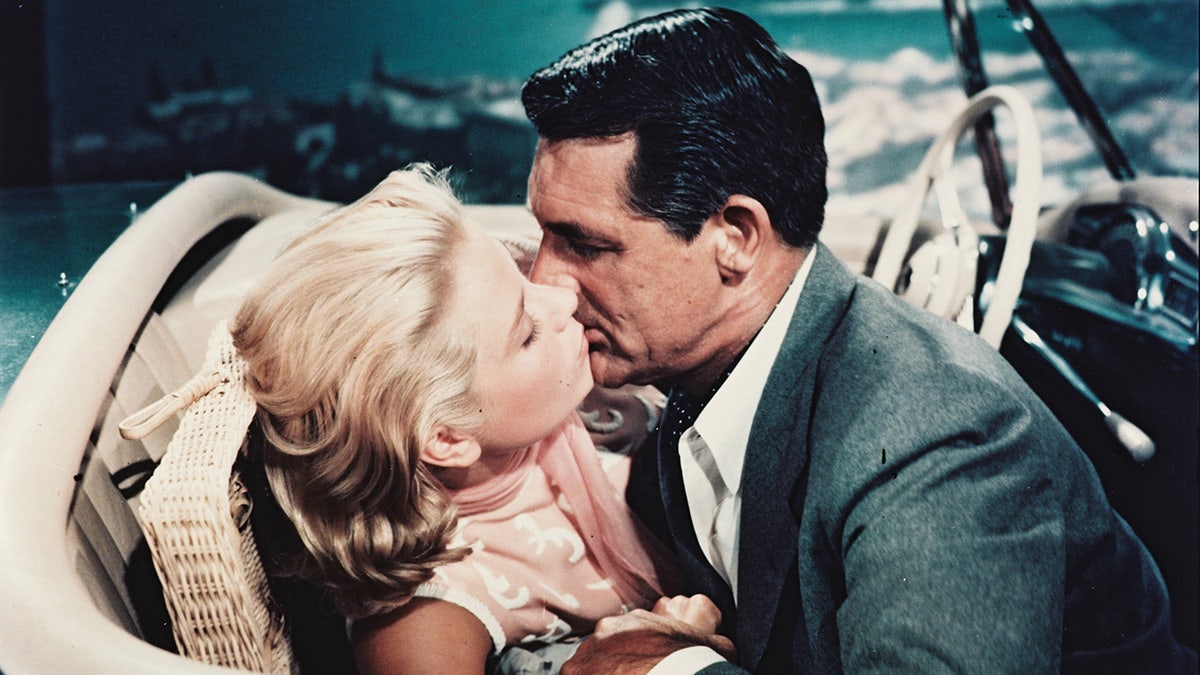 Grace Kelly küsst Cary Grant in einer Szene aus einem Film